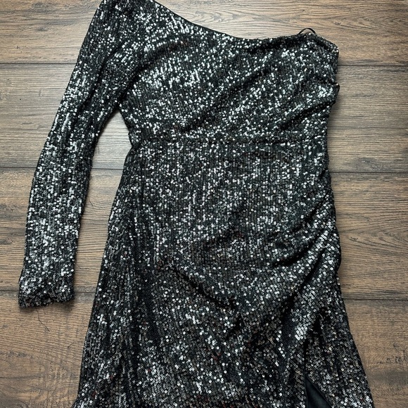 Elegant Black Sequin One-Shoulder Dress - Picture 1 of 3